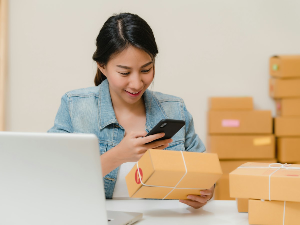 Online seller packing orders